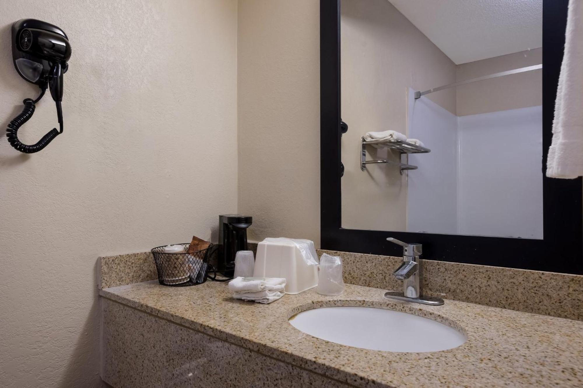 Red Roof Inn & Suites Statesboro - University Dış mekan fotoğraf